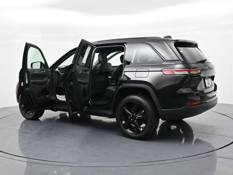 Jeep Grand Cherokee Vehicle Full-screen Gallery Image 26