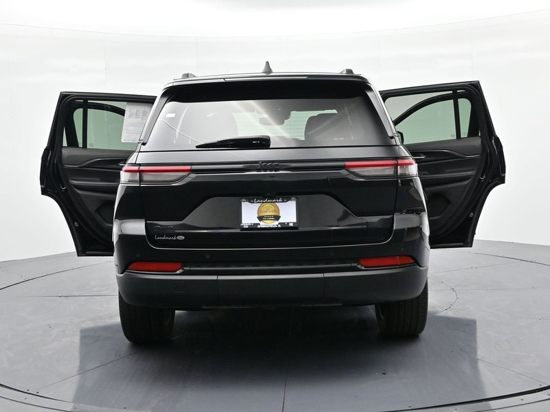 Jeep Grand Cherokee Vehicle Full-screen Gallery Image 28