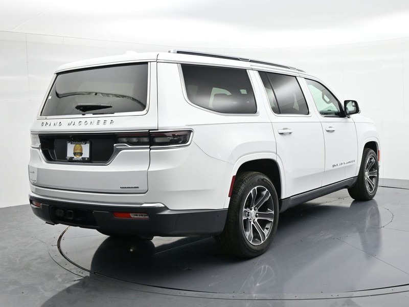 Jeep Grand Wagoneer Vehicle Full-screen Gallery Image 6