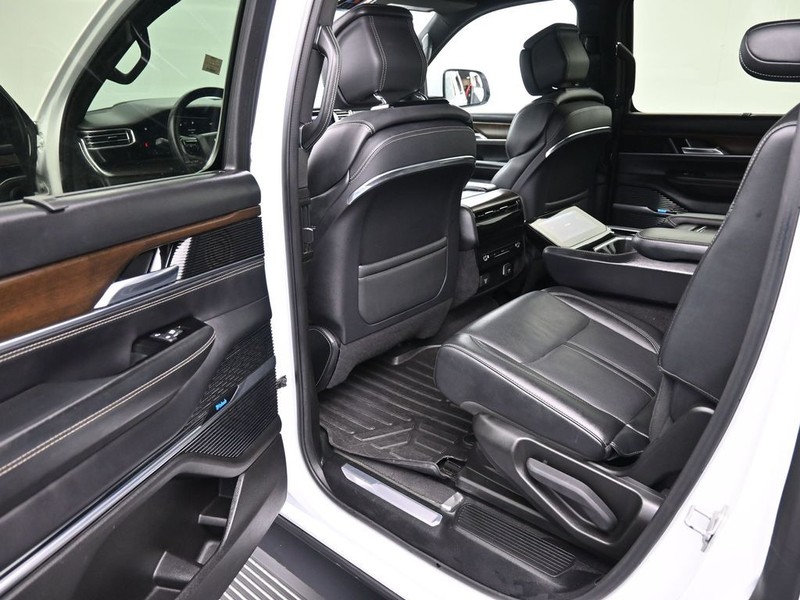 Jeep Grand Wagoneer Vehicle Full-screen Gallery Image 11