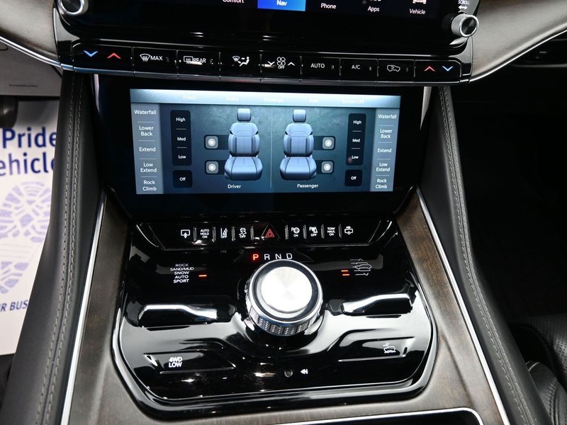 Jeep Grand Wagoneer Vehicle Full-screen Gallery Image 15