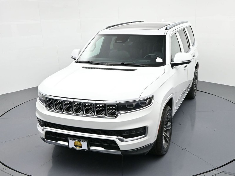 Jeep Grand Wagoneer Vehicle Full-screen Gallery Image 21