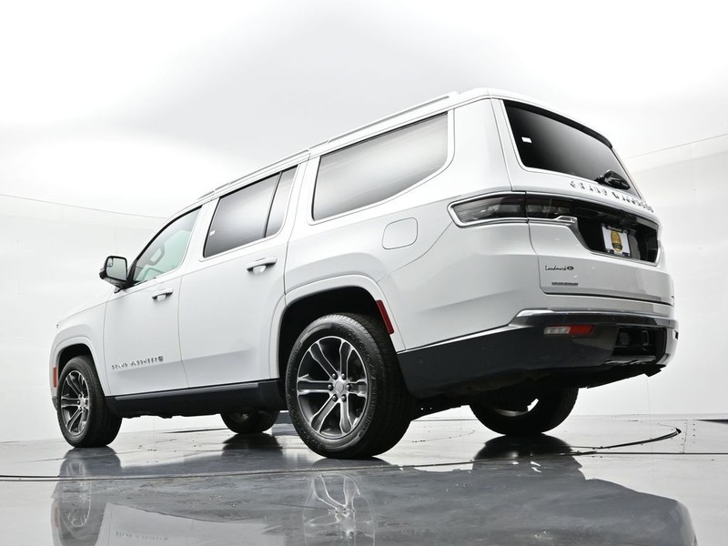 Jeep Grand Wagoneer Vehicle Full-screen Gallery Image 23