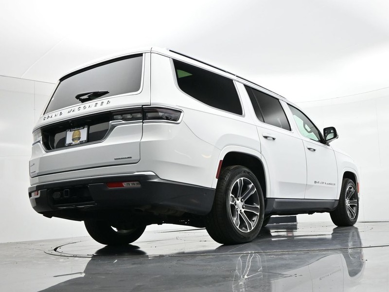 Jeep Grand Wagoneer Vehicle Full-screen Gallery Image 25