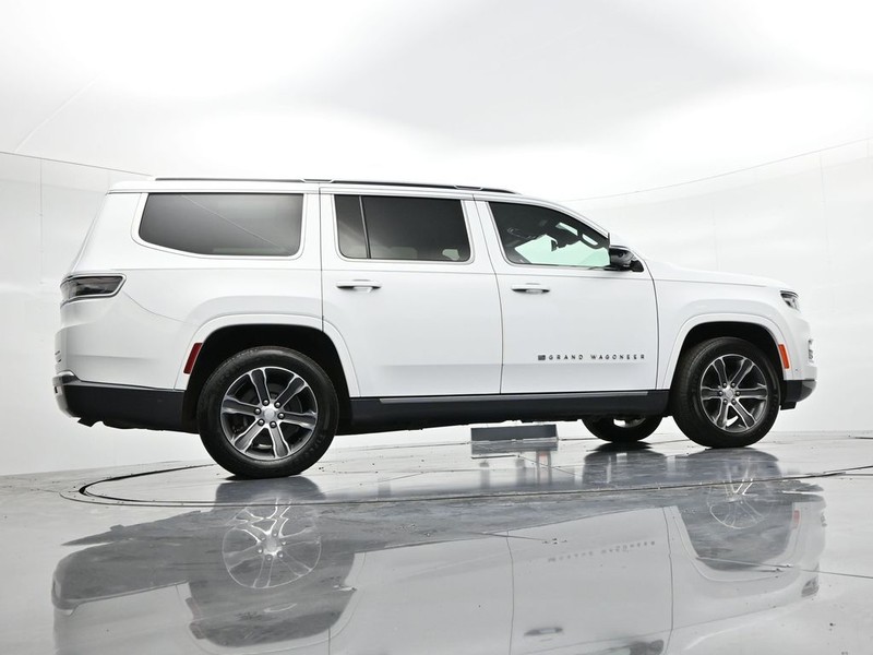 Jeep Grand Wagoneer Vehicle Full-screen Gallery Image 26