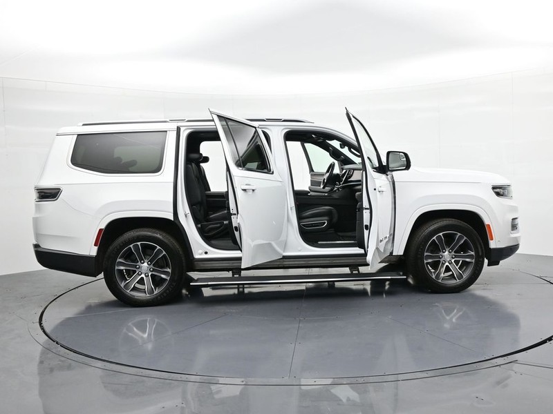 Jeep Grand Wagoneer Vehicle Full-screen Gallery Image 27