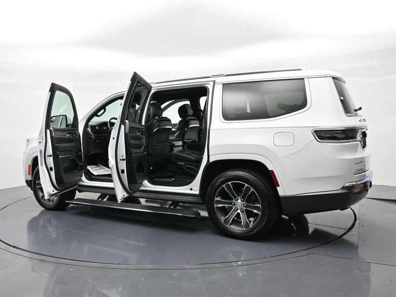 Jeep Grand Wagoneer Vehicle Full-screen Gallery Image 28