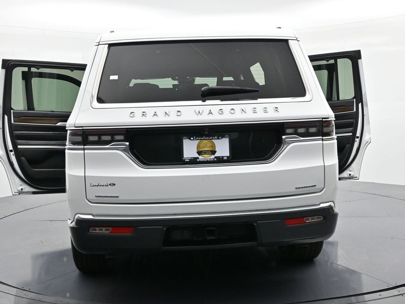 Jeep Grand Wagoneer Vehicle Full-screen Gallery Image 30