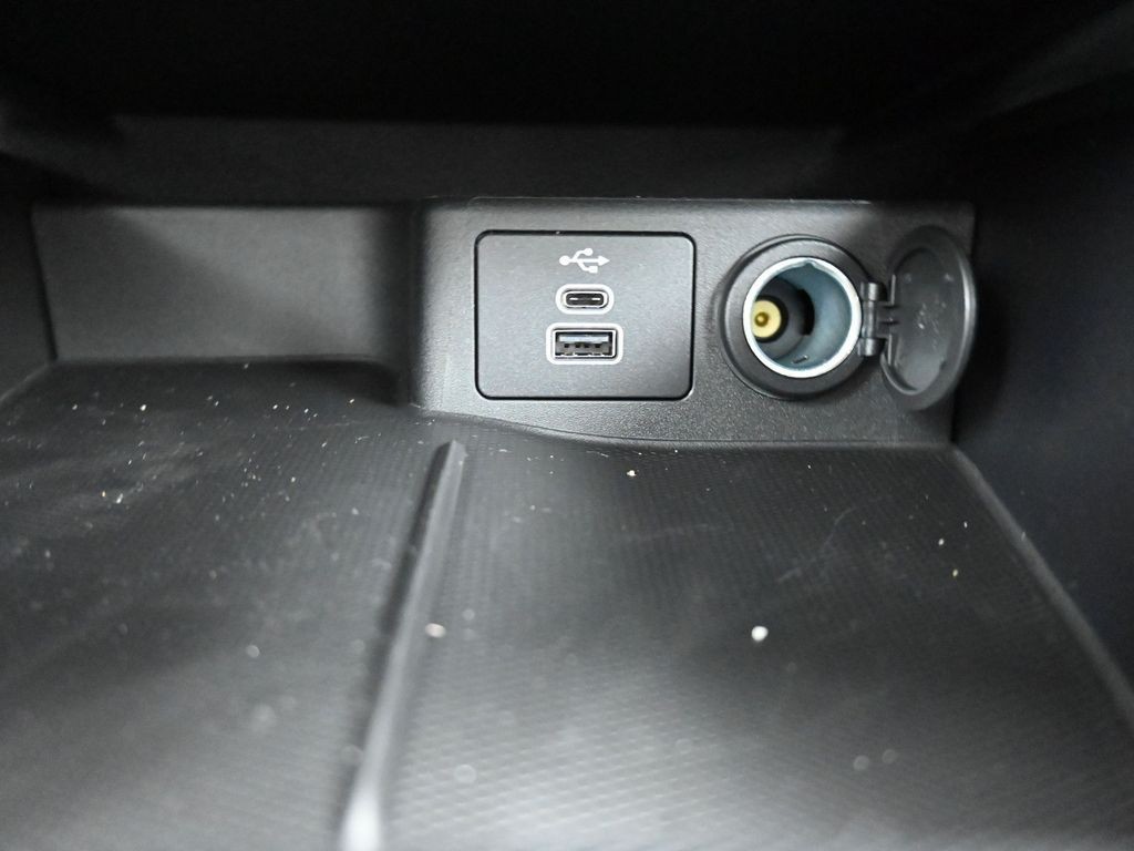 Ford Escape Plug-In Hybrid Vehicle Full-screen Gallery Image 14