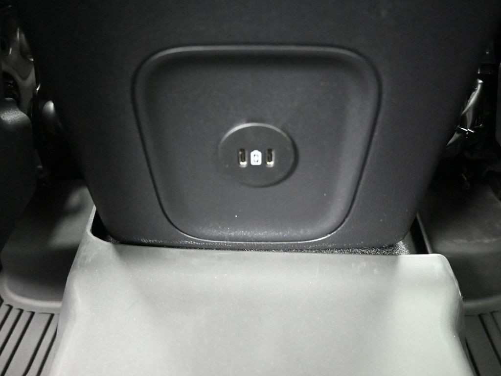 Ford Escape Plug-In Hybrid Vehicle Full-screen Gallery Image 16