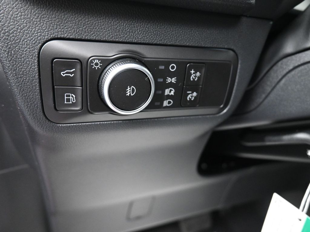 Ford Escape Plug-In Hybrid Vehicle Full-screen Gallery Image 17