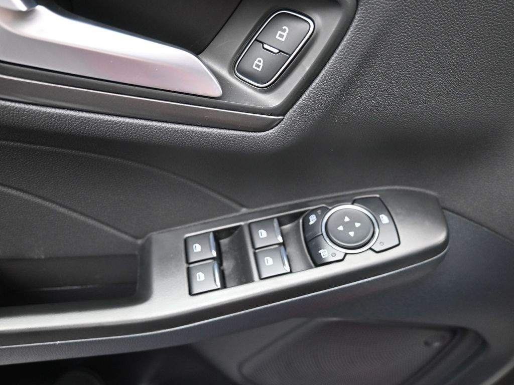 Ford Escape Plug-In Hybrid Vehicle Full-screen Gallery Image 18