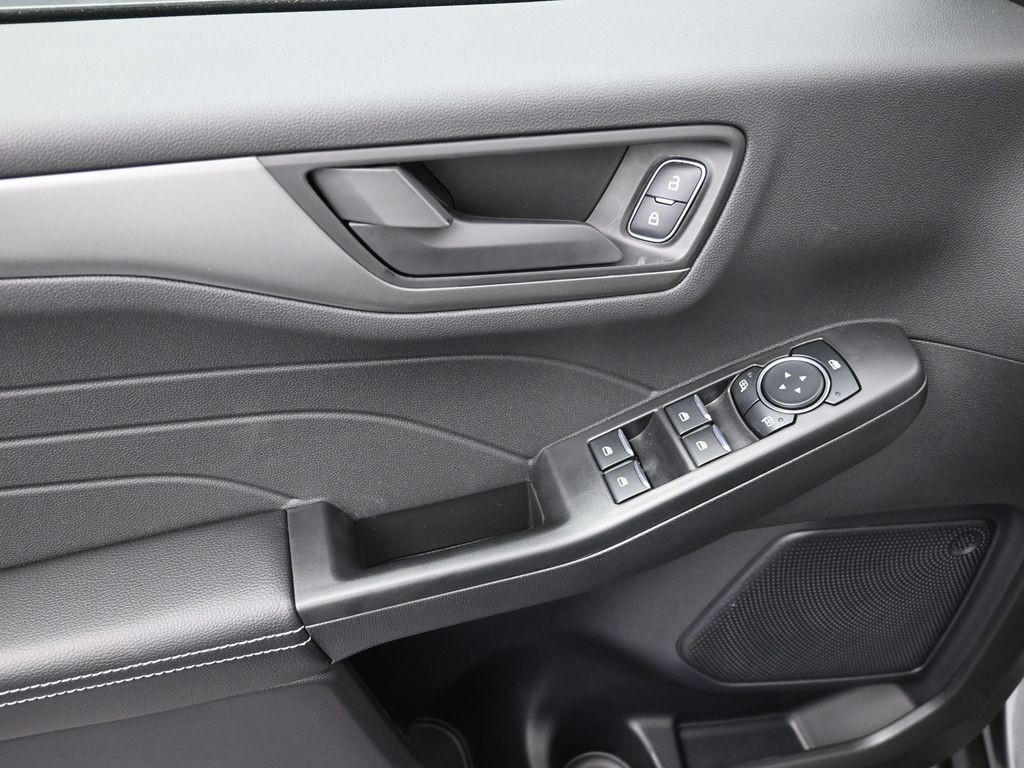 Ford Escape Vehicle Full-screen Gallery Image 15