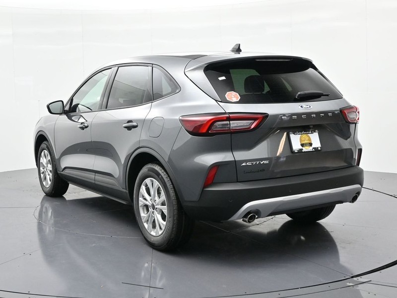 Ford Escape Vehicle Full-screen Gallery Image 8