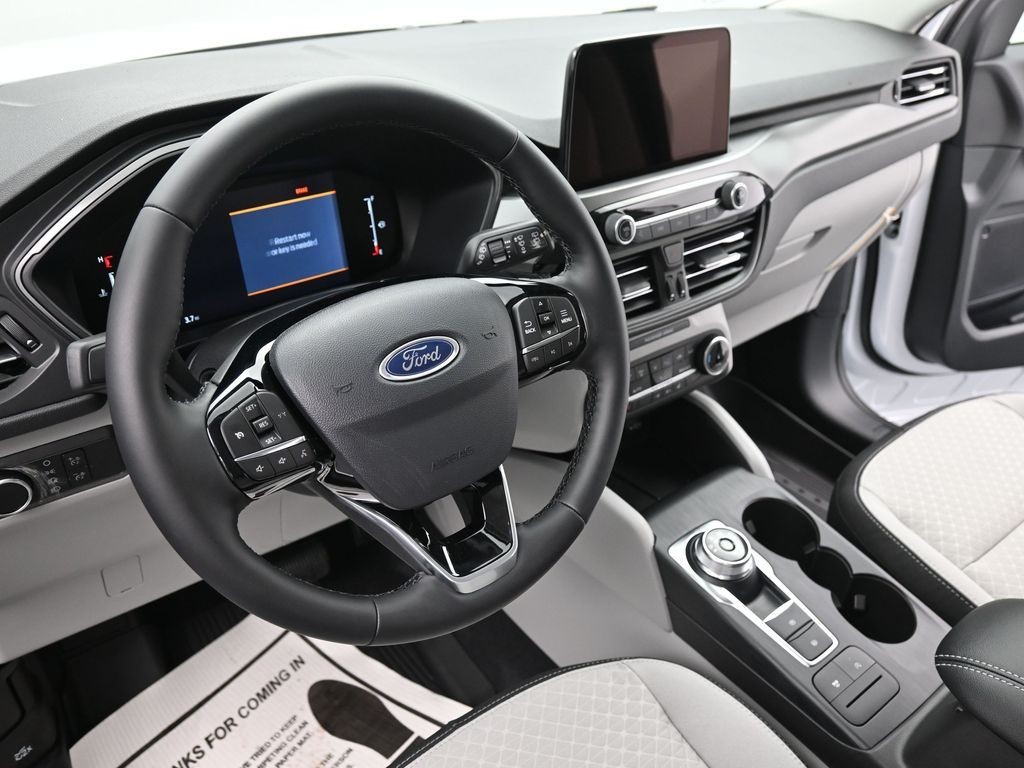 Ford Escape Vehicle Full-screen Gallery Image 15