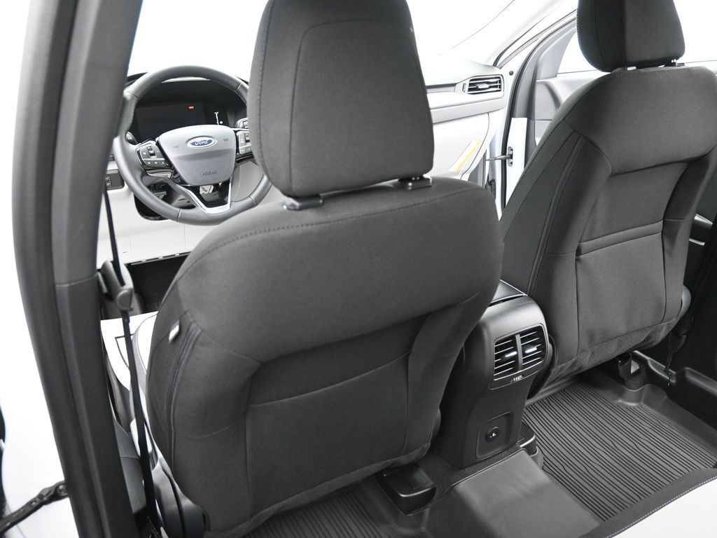 Ford Escape Vehicle Full-screen Gallery Image 16