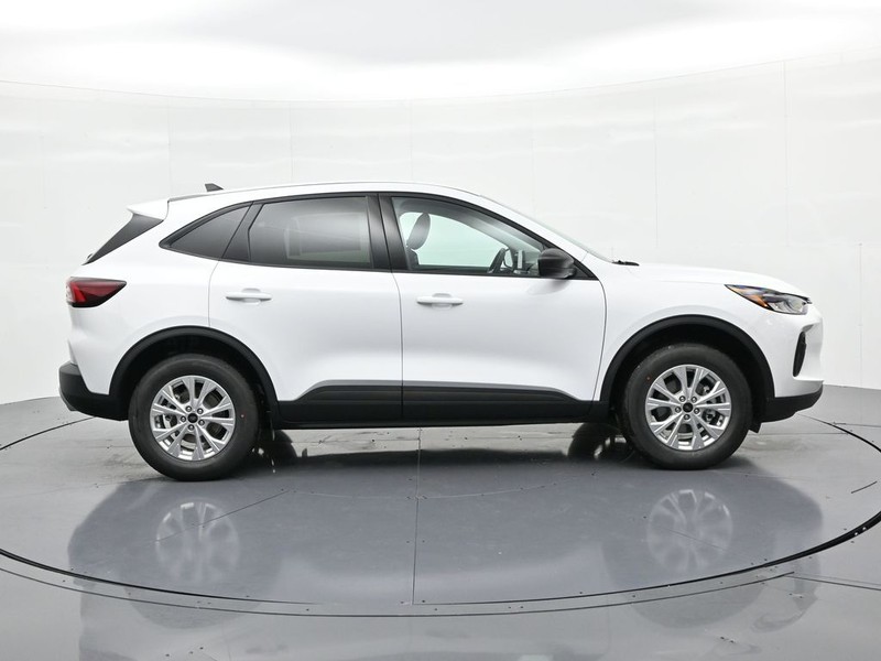 Ford Escape Vehicle Full-screen Gallery Image 5