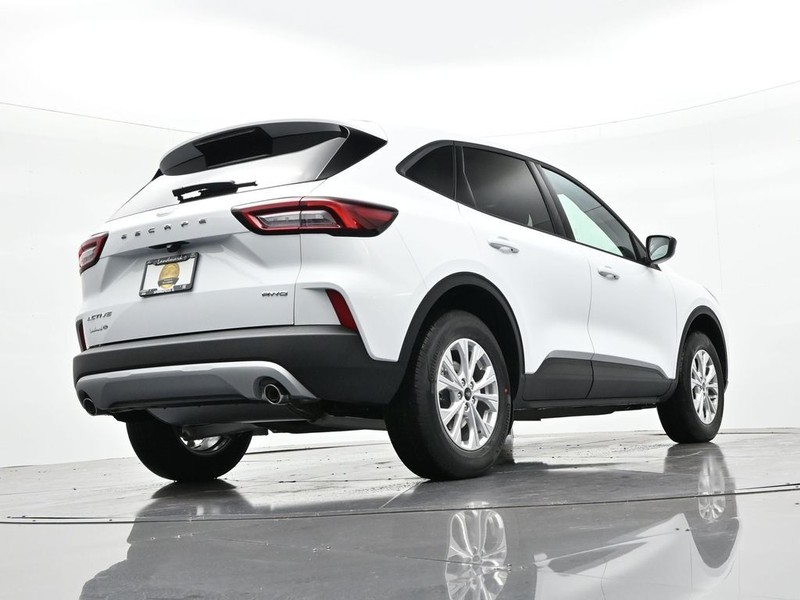 Ford Escape Vehicle Full-screen Gallery Image 23