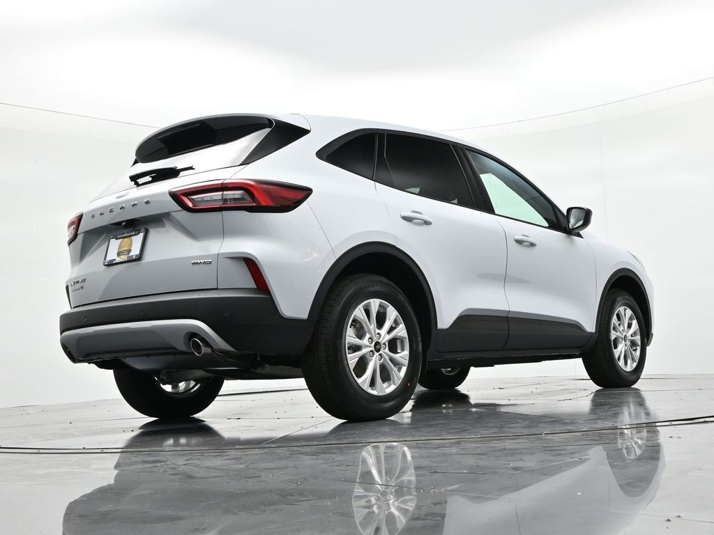 Ford Escape Vehicle Full-screen Gallery Image 24