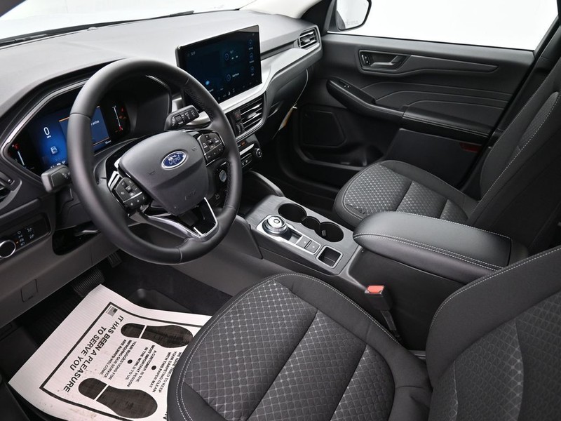 Ford Escape Vehicle Full-screen Gallery Image 16
