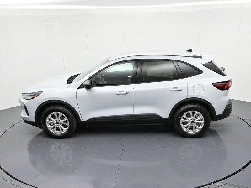 Ford Escape Vehicle Full-screen Gallery Image 21