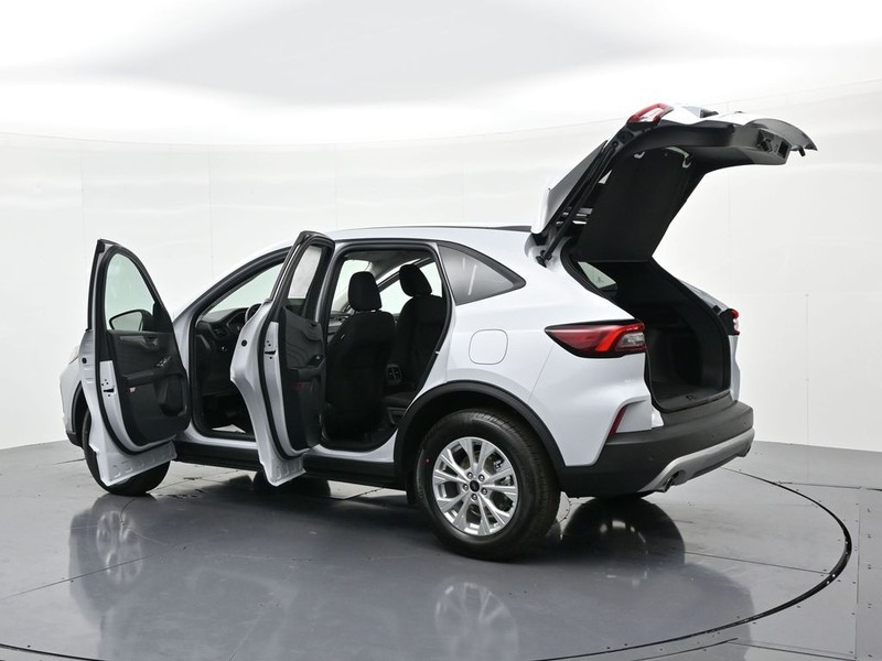 Ford Escape Vehicle Full-screen Gallery Image 27