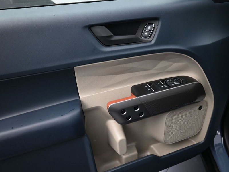 Ford Maverick Vehicle Full-screen Gallery Image 11