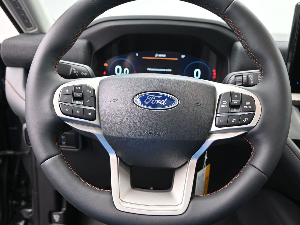 Ford Explorer Vehicle Full-screen Gallery Image 14