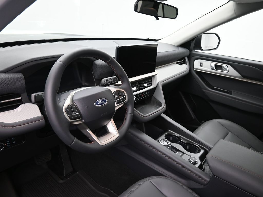 Ford Explorer Vehicle Full-screen Gallery Image 16