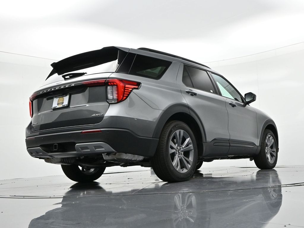 Ford Explorer Vehicle Full-screen Gallery Image 24