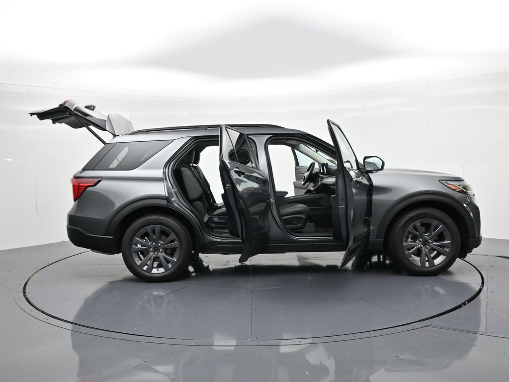 Ford Explorer Vehicle Full-screen Gallery Image 26