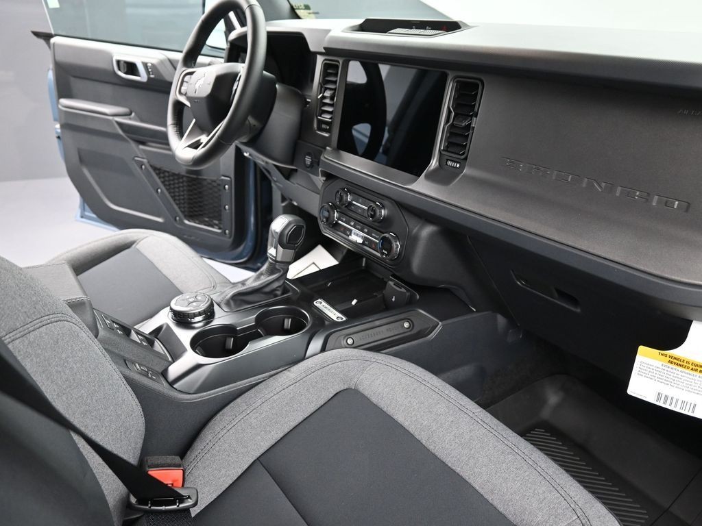 Ford Bronco Vehicle Full-screen Gallery Image 17