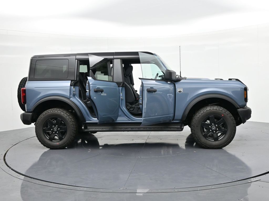 Ford Bronco Vehicle Full-screen Gallery Image 26