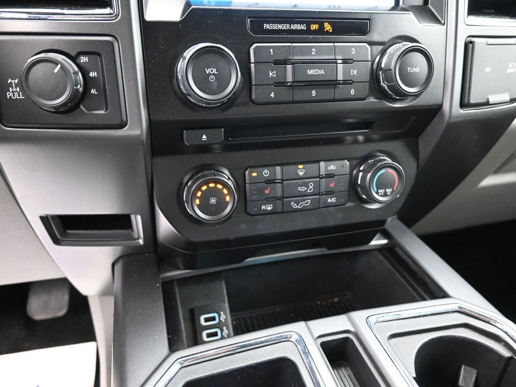 Ford F-150 Vehicle Full-screen Gallery Image 12