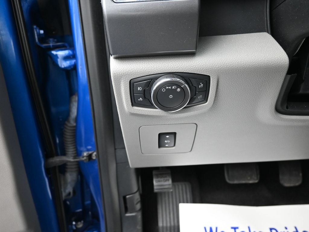 Ford F-150 Vehicle Full-screen Gallery Image 15