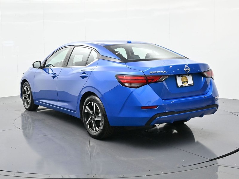 Nissan Sentra Vehicle Full-screen Gallery Image 8