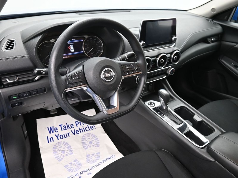 Nissan Sentra Vehicle Full-screen Gallery Image 15