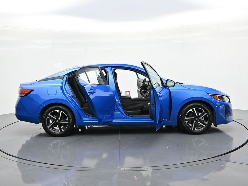 Nissan Sentra Vehicle Full-screen Gallery Image 24