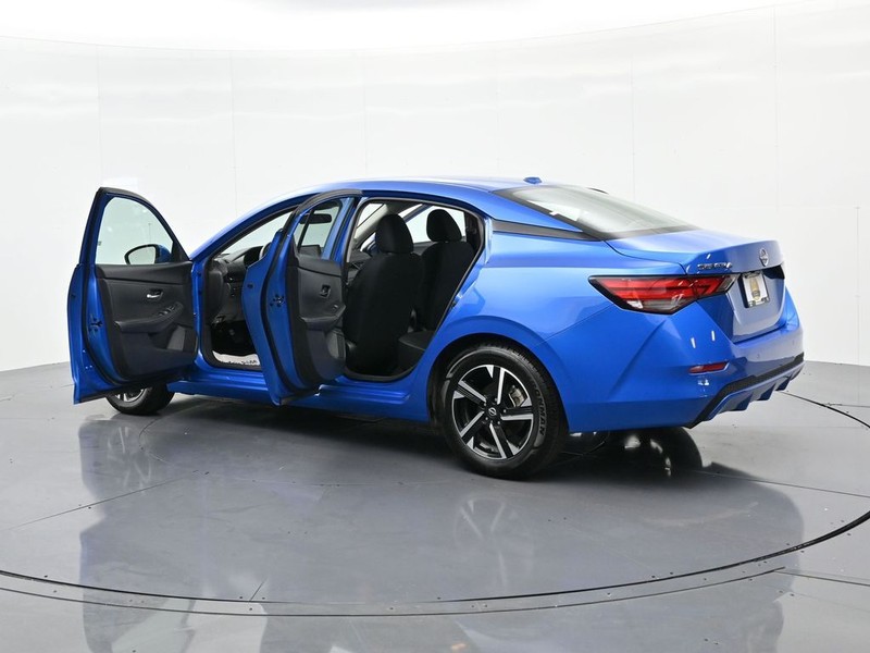 Nissan Sentra Vehicle Full-screen Gallery Image 25