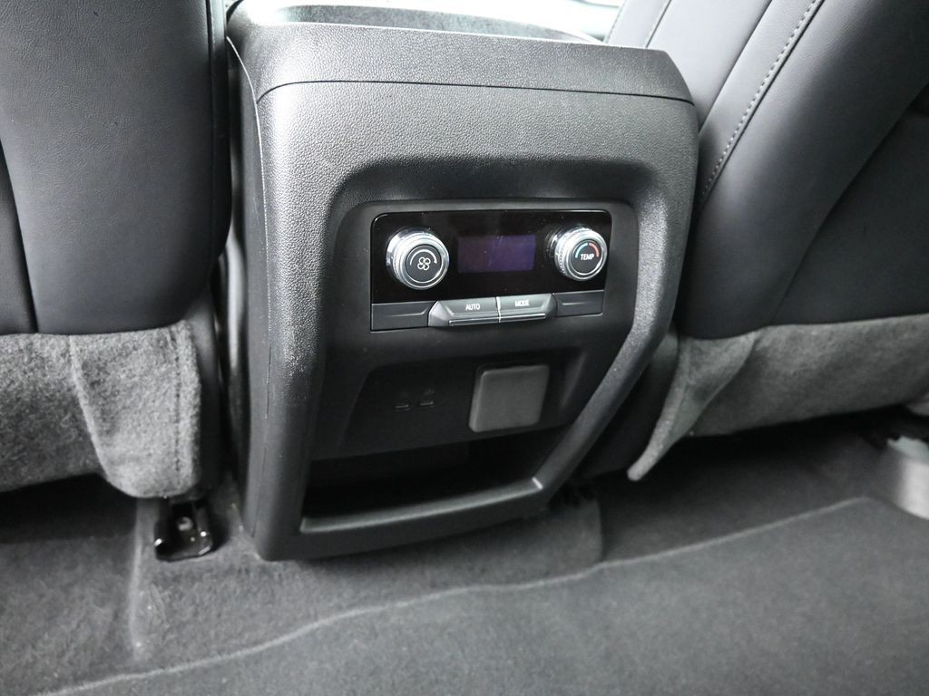 GMC Acadia Vehicle Full-screen Gallery Image 10