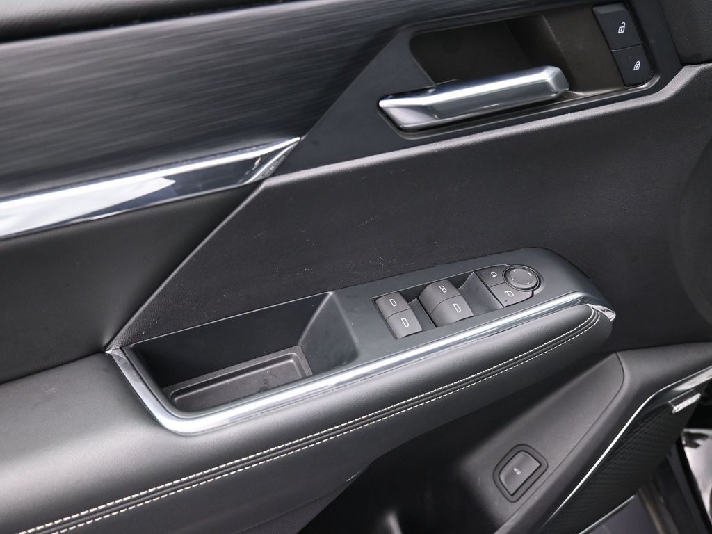 GMC Acadia Vehicle Full-screen Gallery Image 12