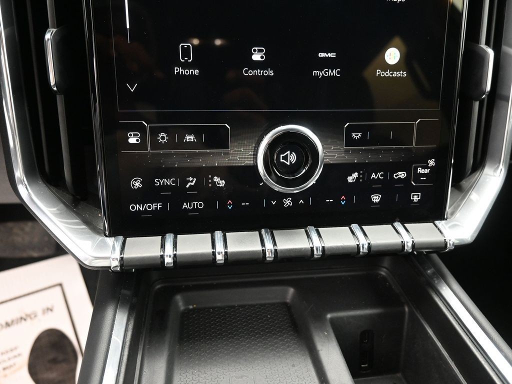 GMC Acadia Vehicle Full-screen Gallery Image 14