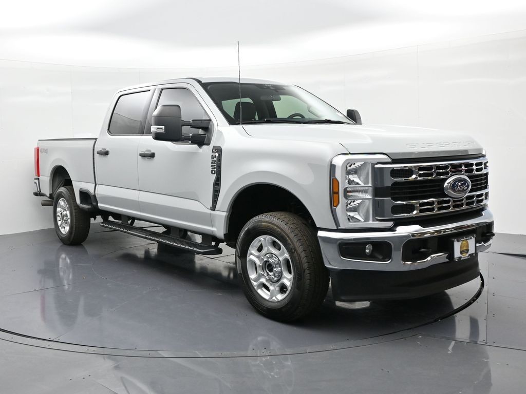 Ford Super Duty F-250 SRW Vehicle Full-screen Gallery Image 4