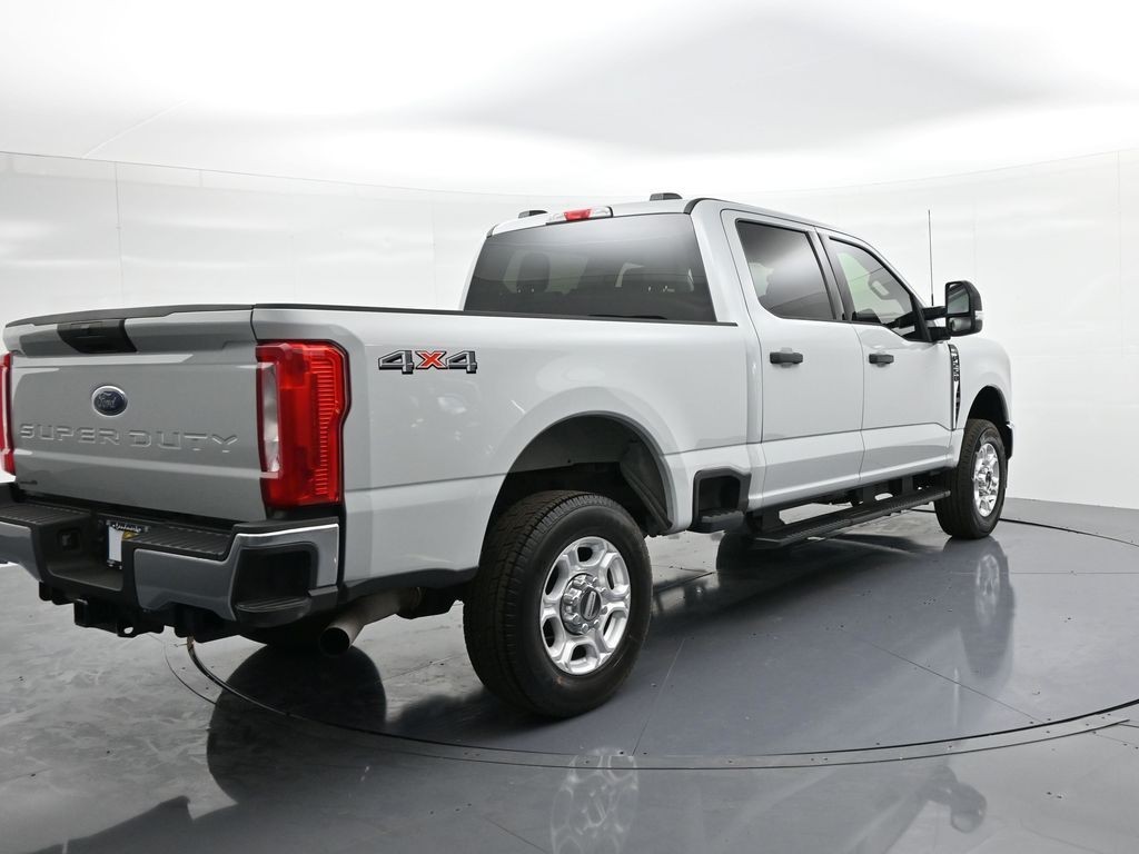 Ford Super Duty F-250 SRW Vehicle Full-screen Gallery Image 6