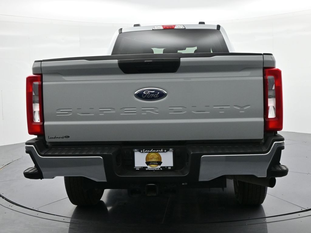 Ford Super Duty F-250 SRW Vehicle Full-screen Gallery Image 7
