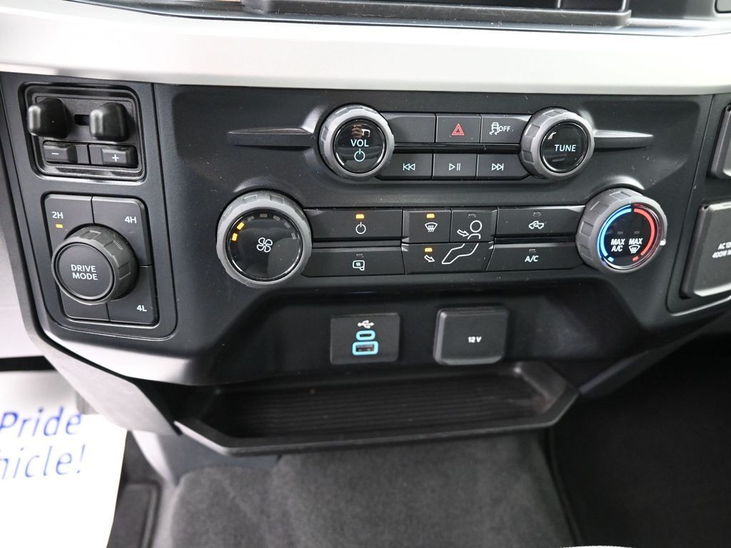 Ford Super Duty F-250 SRW Vehicle Full-screen Gallery Image 13