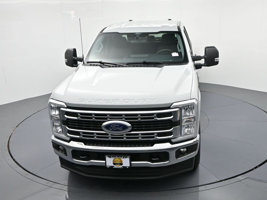 Ford Super Duty F-250 SRW Vehicle Full-screen Gallery Image 16