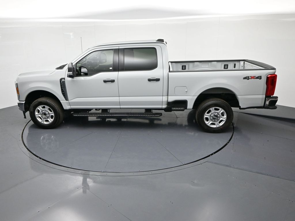 Ford Super Duty F-250 SRW Vehicle Full-screen Gallery Image 18