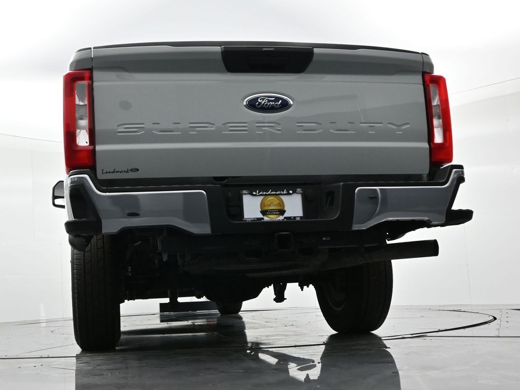 Ford Super Duty F-250 SRW Vehicle Full-screen Gallery Image 20