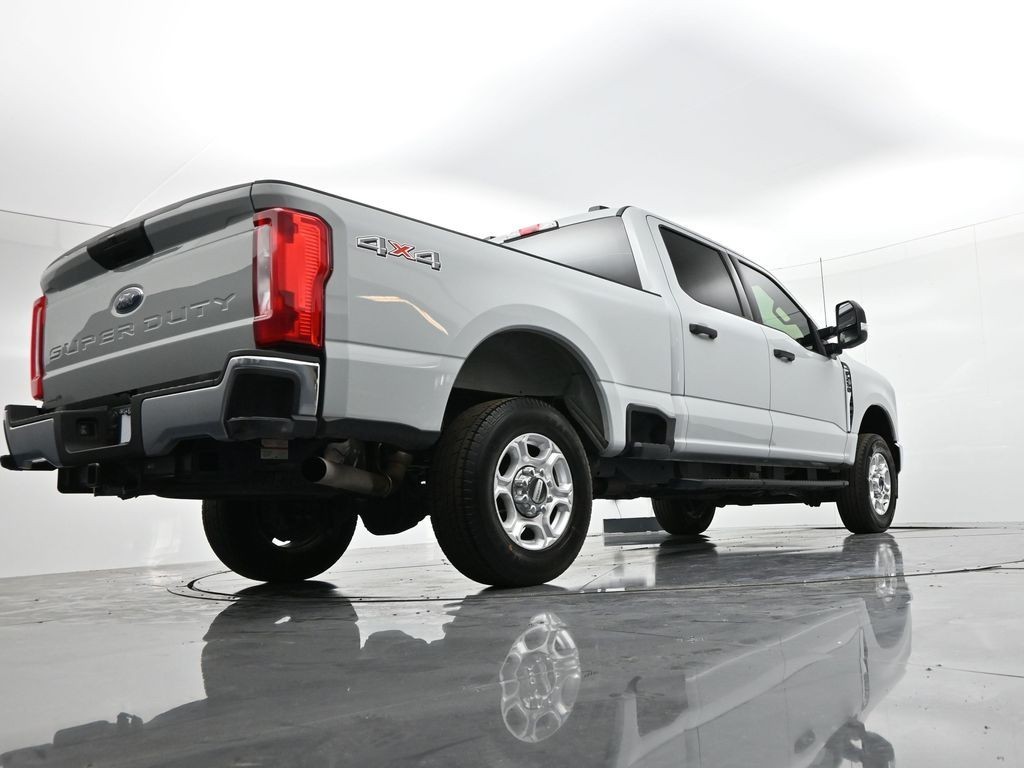 Ford Super Duty F-250 SRW Vehicle Full-screen Gallery Image 21